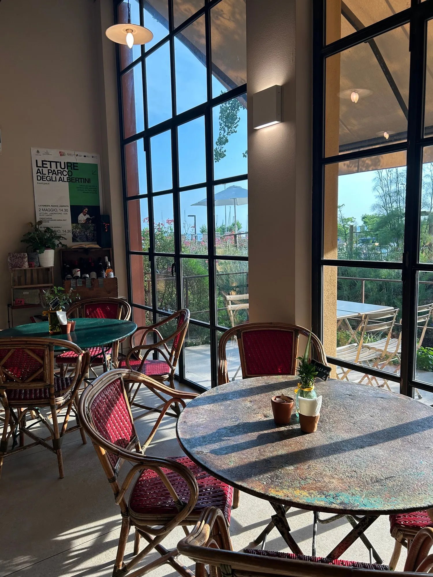 La sala dell'Hortus: legno caldo, luce morbida e un tavolo apparecchiato per una serata privata